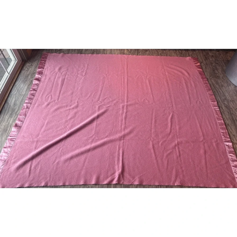 VTG Harmony House Washable Wool Satin Trim Pink‎ Blanket 88.5